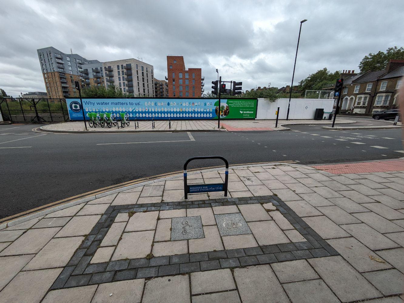 London har satset meget på cykelinfrastruktur i form af cykelstier i de sidste 5-6 år (måske længere), men en del af cykelinfrastrukturen der ikke har fået noget kærlighed er cykelparkering. Mange steder er der svært at finde noget at låse sin cykel til.

Til gengæld har de så oprettet ladcykel parkering/rullestol parkering på de mest uventede steder overhovedet, som f.eks. her.