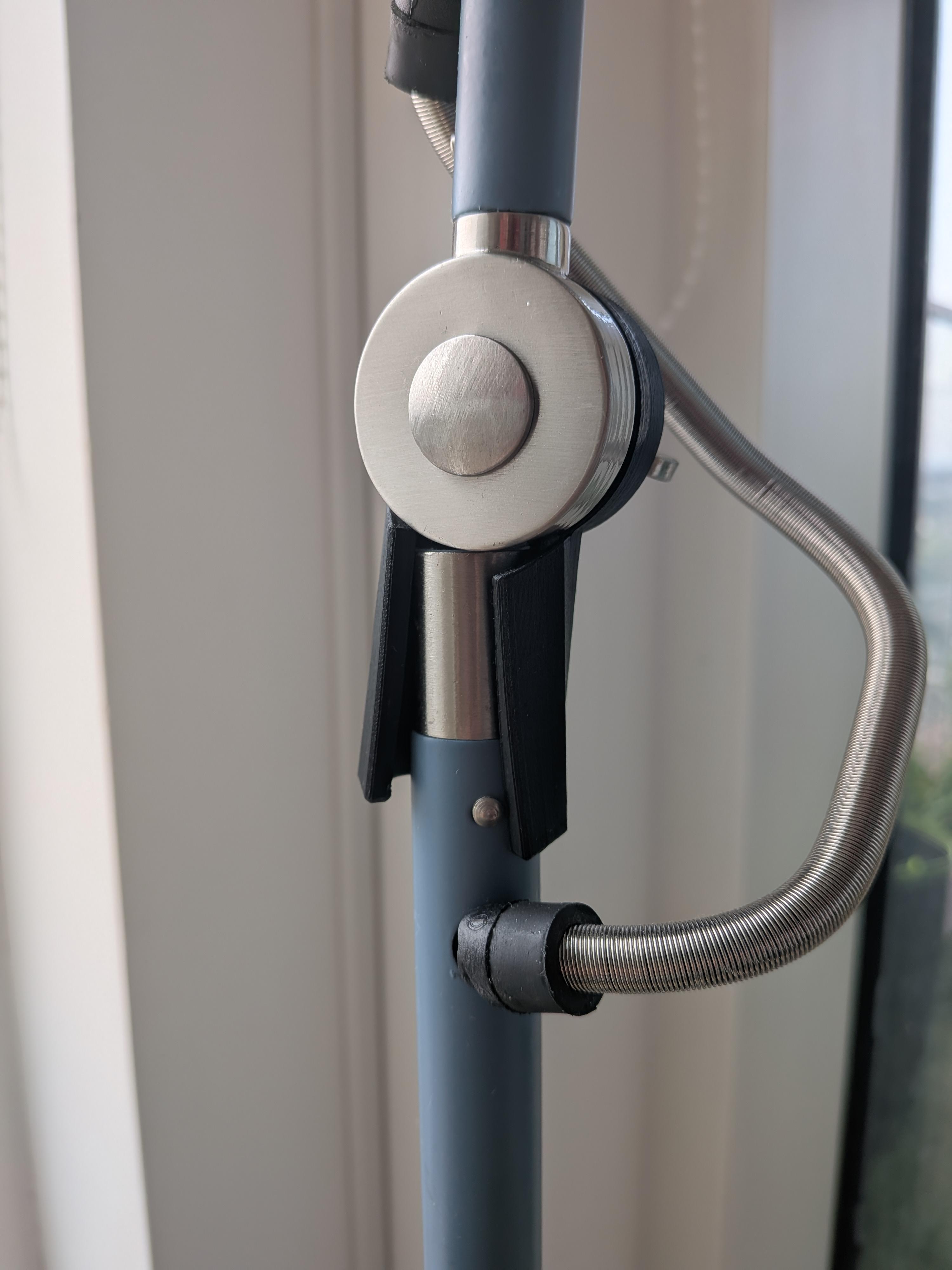 Billede af en IKEA-lampe med en 3d-printet reservedel der er bøjet og forvredet dels pga varme, og dels pga ikke at være printet robust nok.