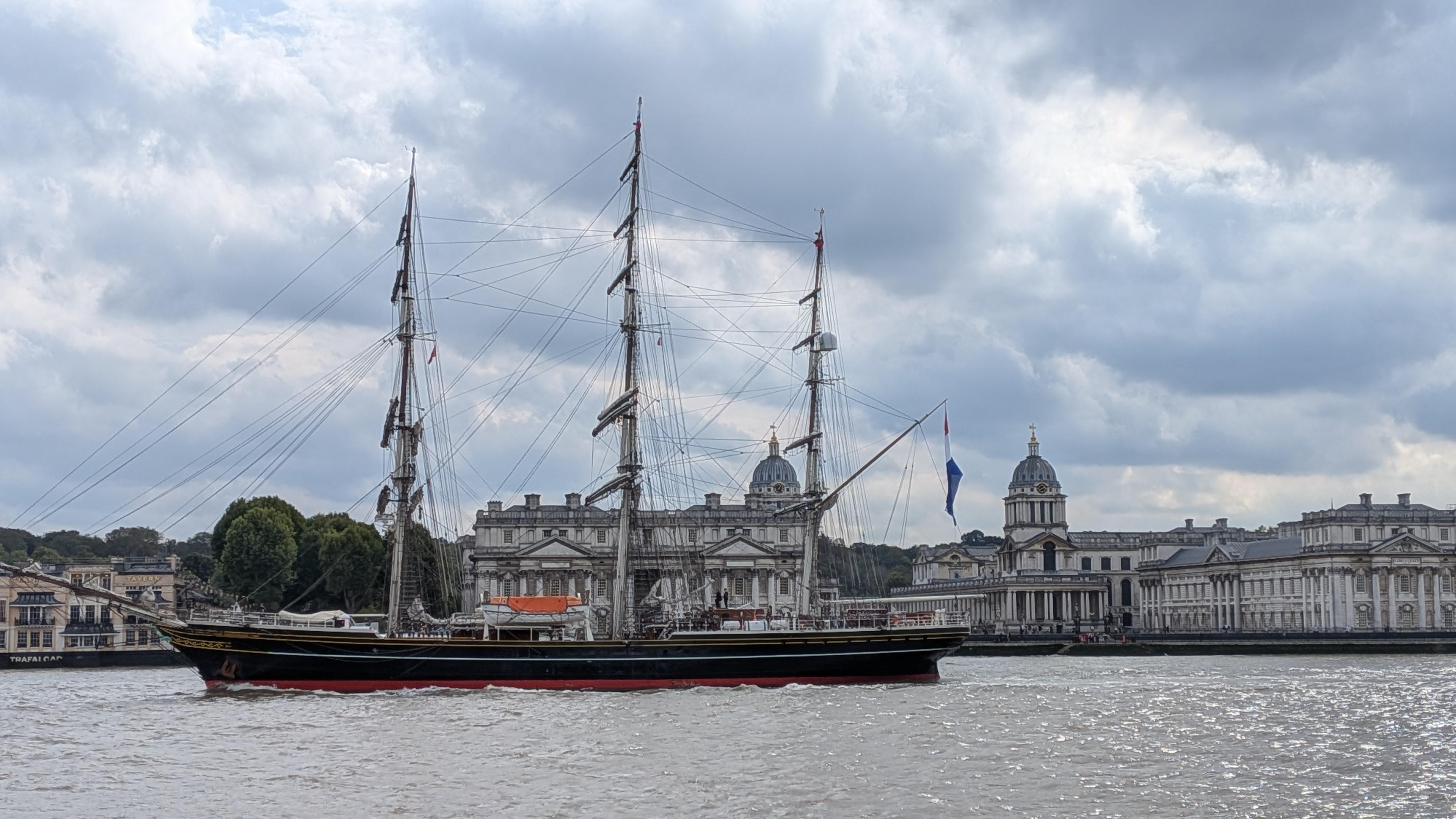 Tretmastet fuldrigget sejlskib på Thames floden i London. i baggrunden ses "Old Royal Naval College".